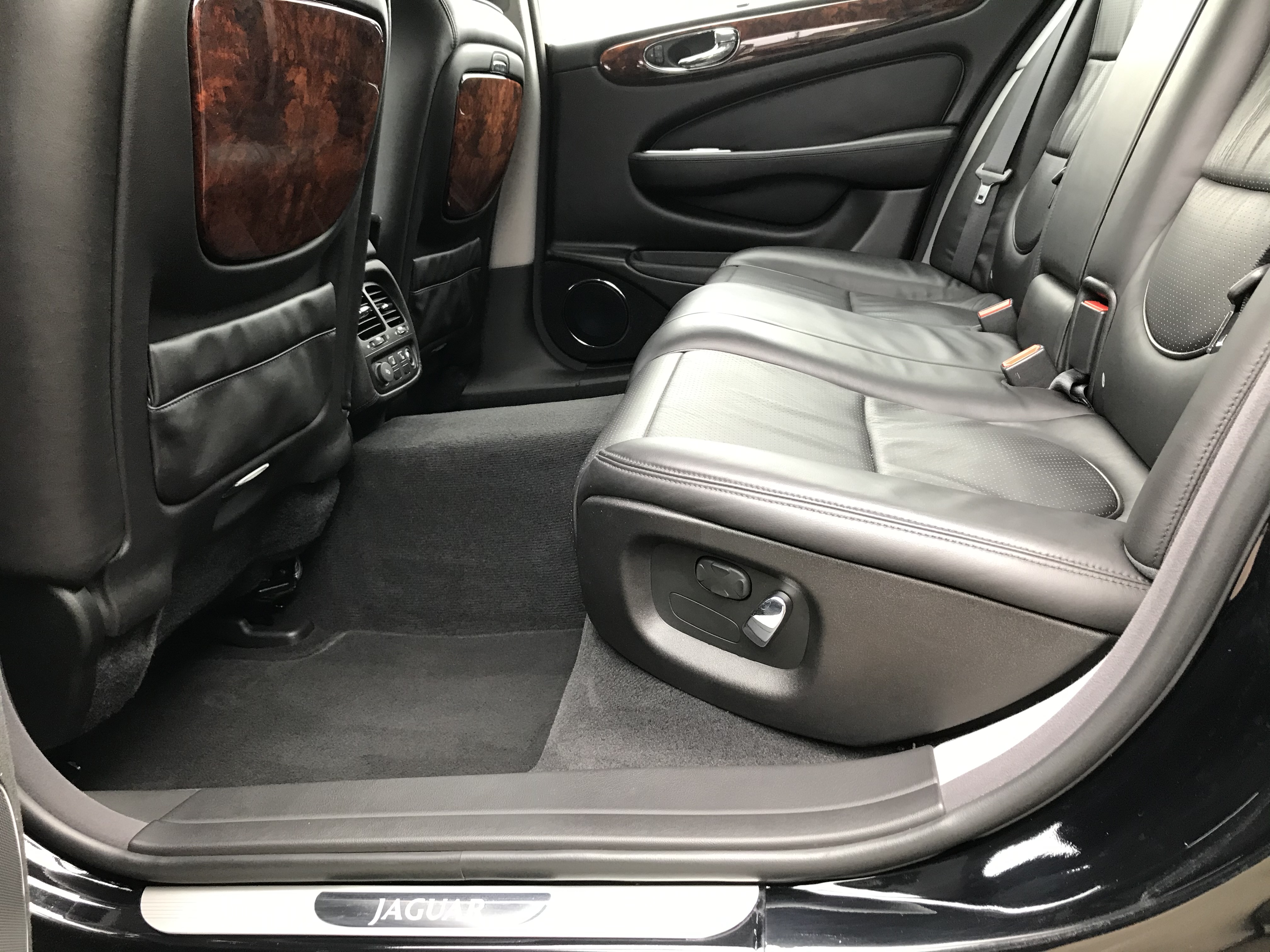 Jaguar Xj 2.7 V6 D BI-TURBO - 1ère main -/ Carnet AGENT JAGUAR /-