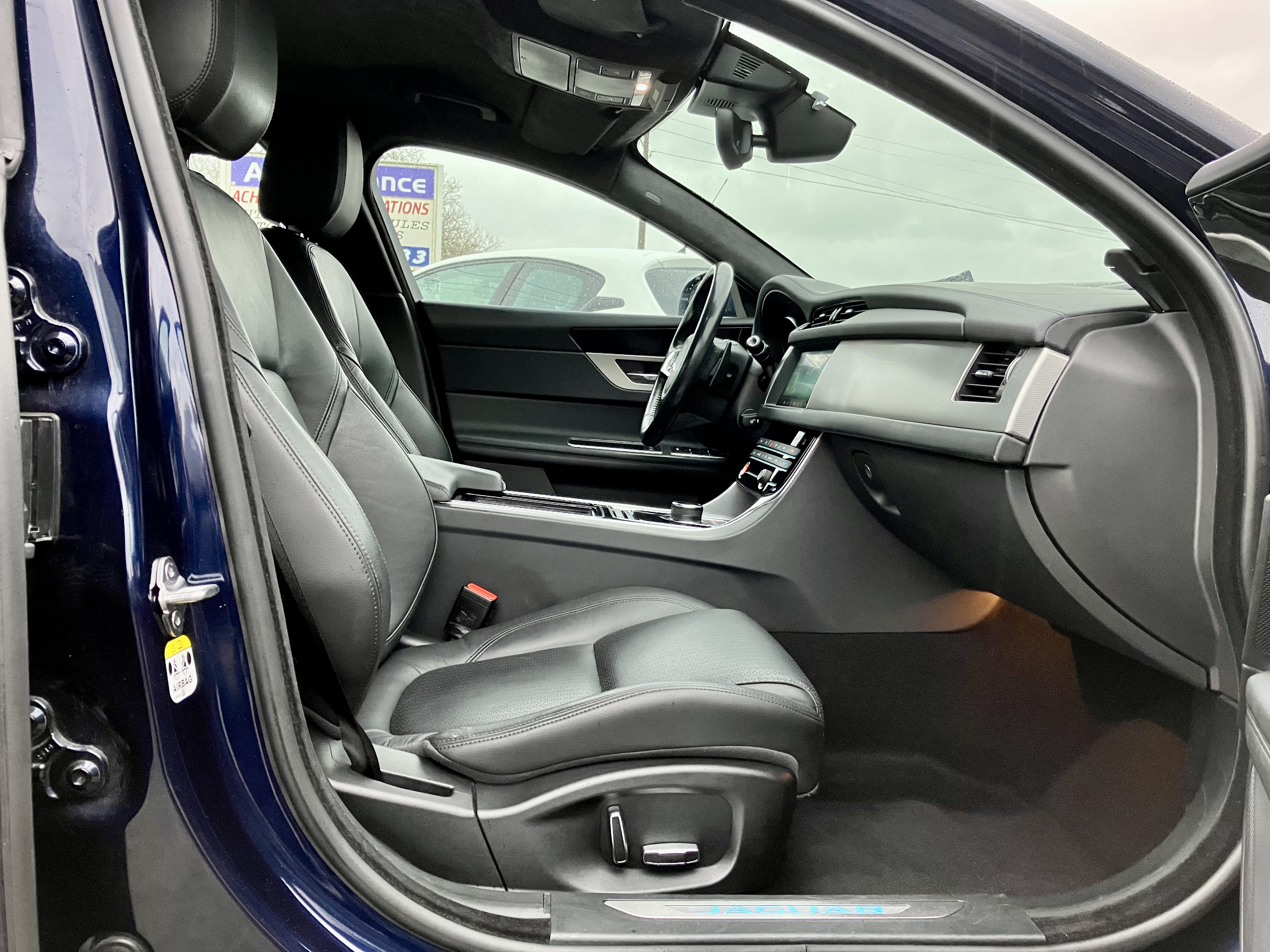 Jaguar Xf 2.0D -1ère main - Apple CarPlay - GPS - Caméra - Xénon/LED-