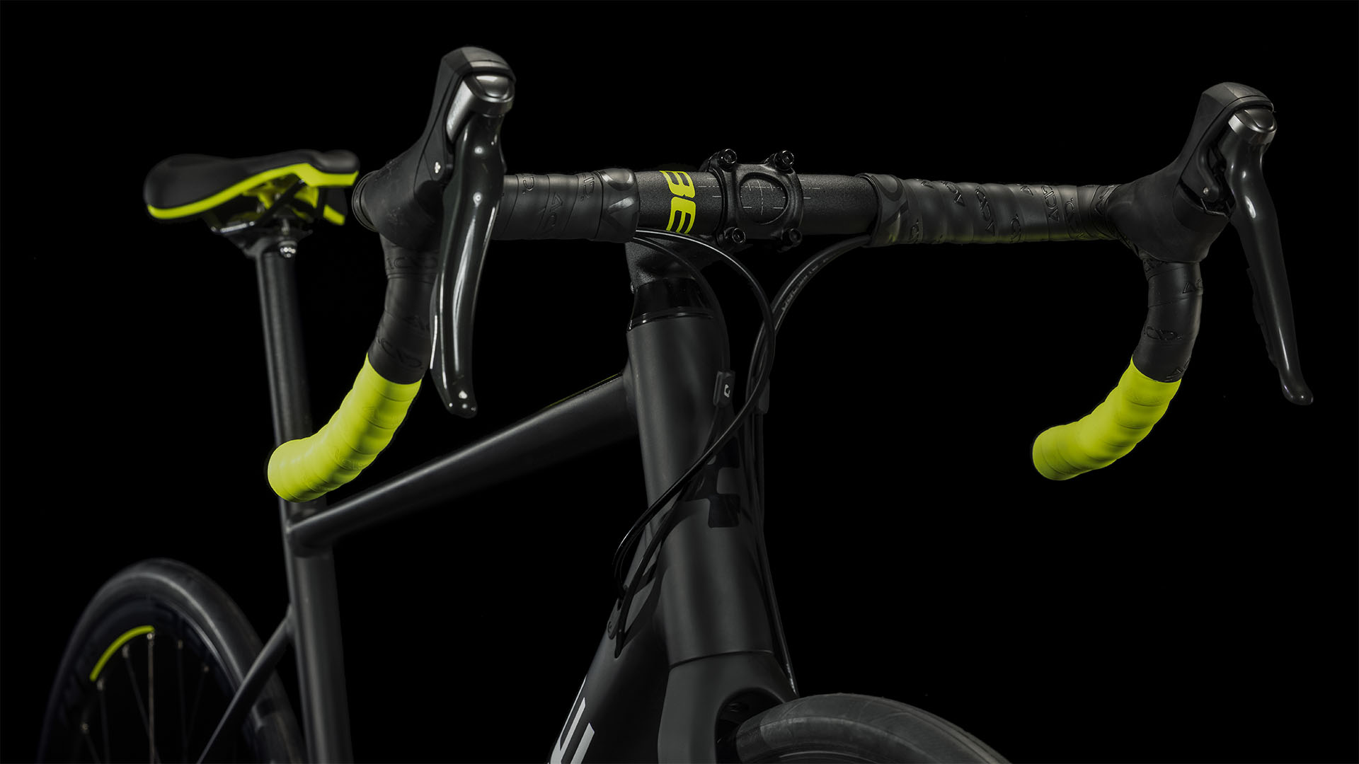 Cube Attain Race Black N White
