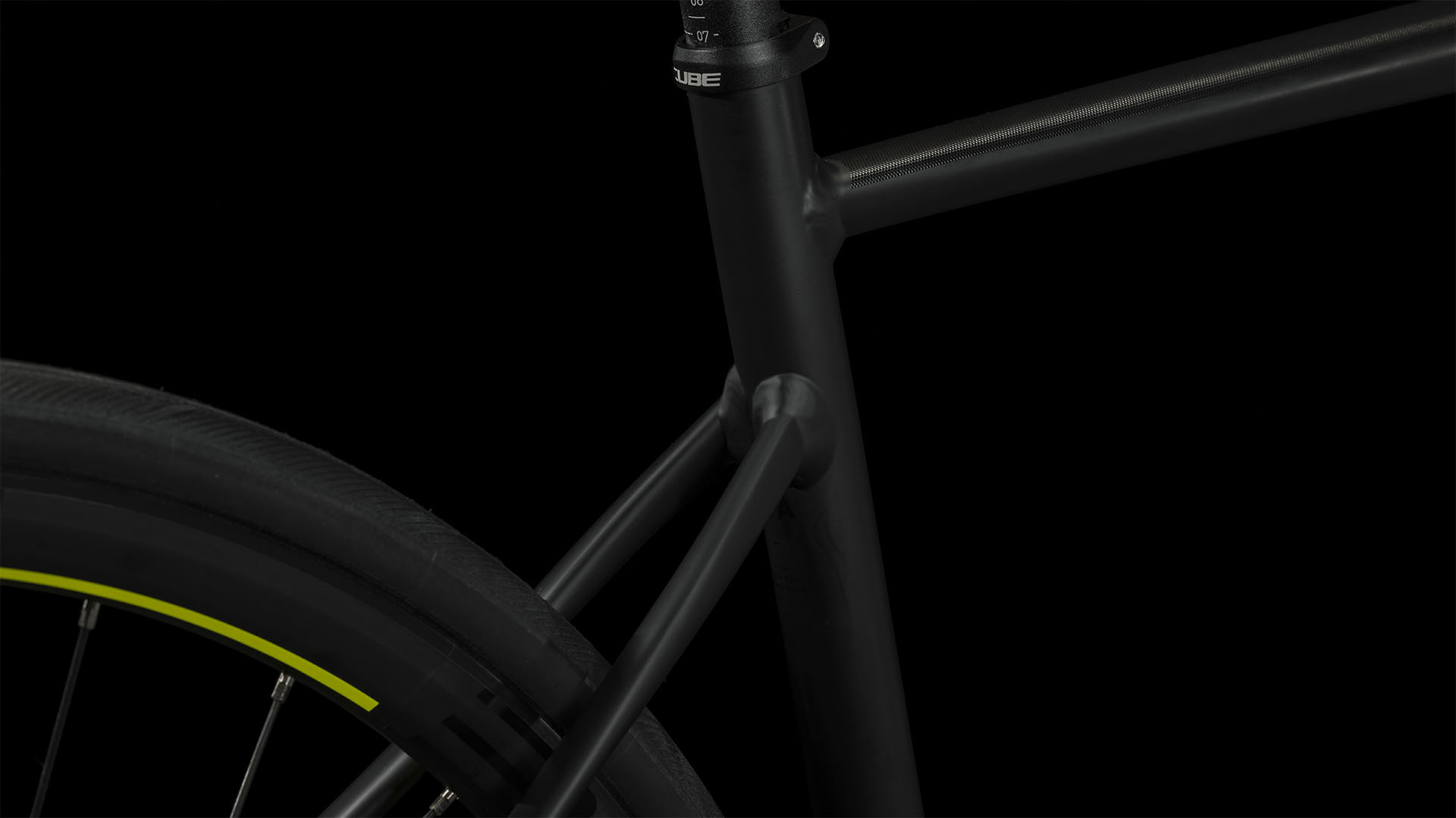 Cube Attain Race Black N White