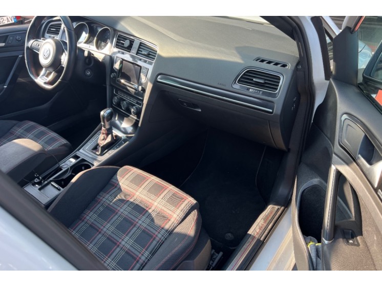 Volkswagen Golf TSI 230 BlueMotion Technology DSG6 GTI Performance 2.0