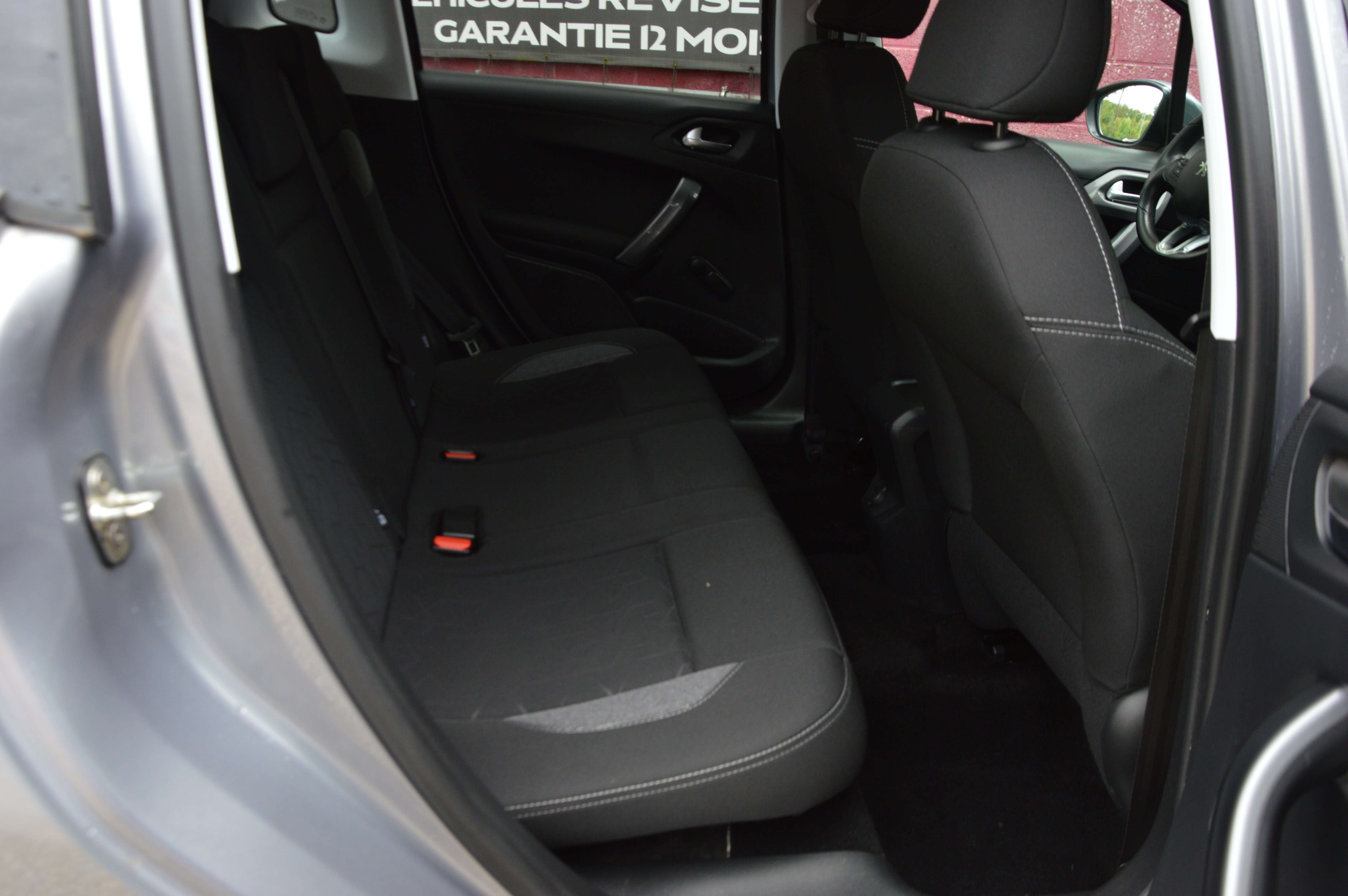 Peugeot 2008 1.2iPureTech Style NEUF BOITE AUTO NAV 31.366KM
