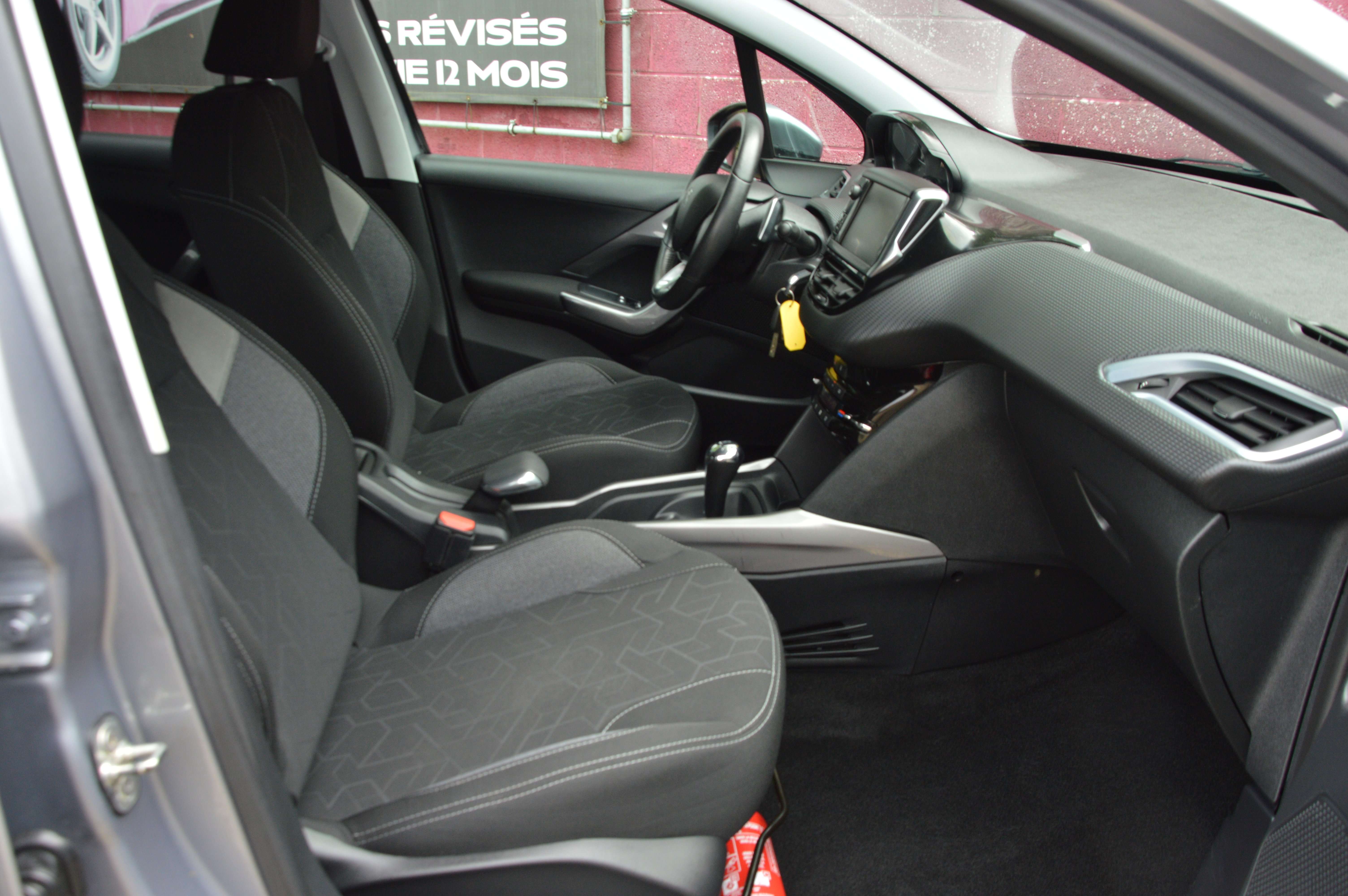 Peugeot 2008 1.2iPureTech Style NEUF BOITE AUTO NAV 31.366KM