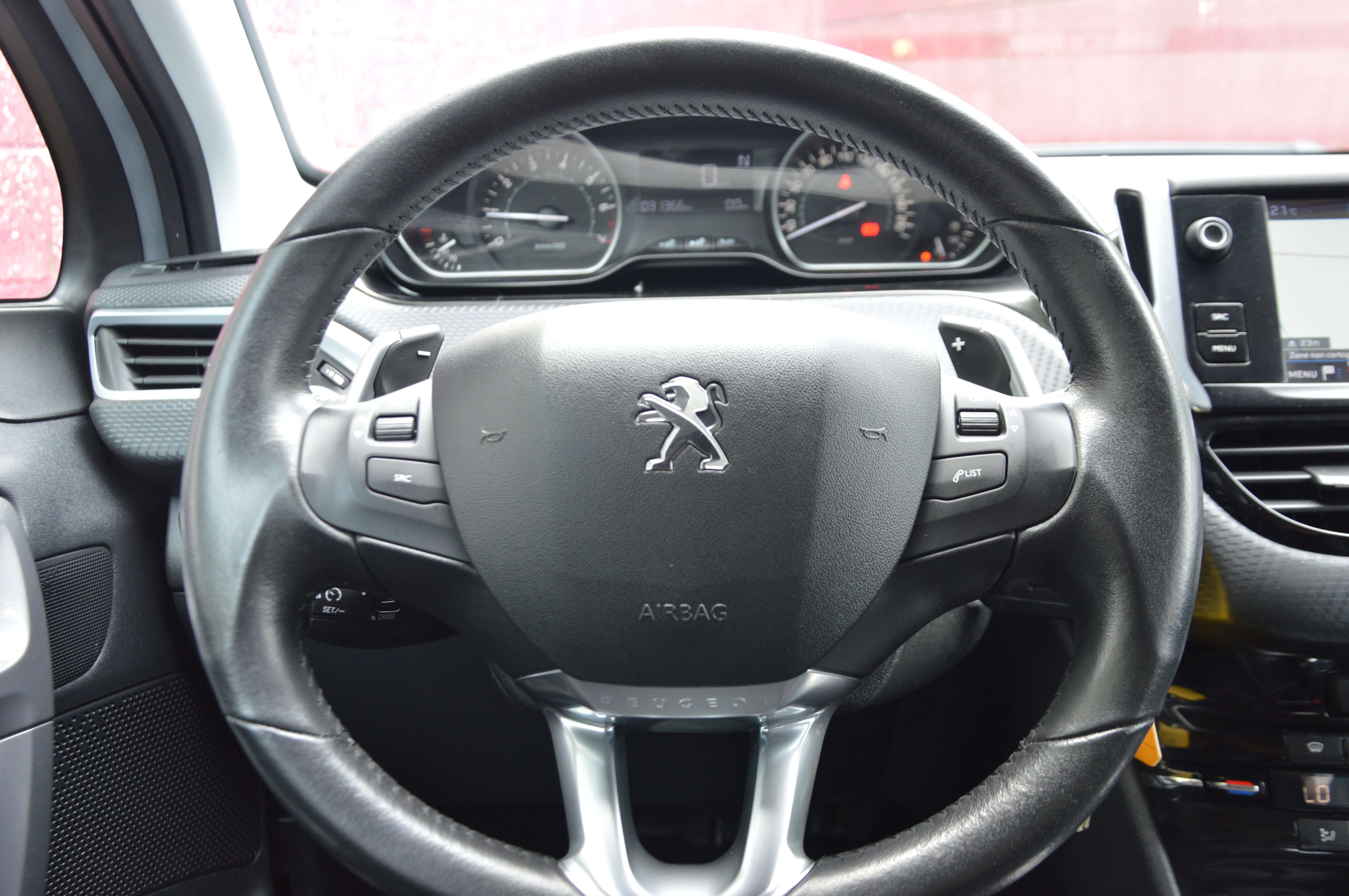 Peugeot 2008 1.2iPureTech Style NEUF BOITE AUTO NAV 31.366KM