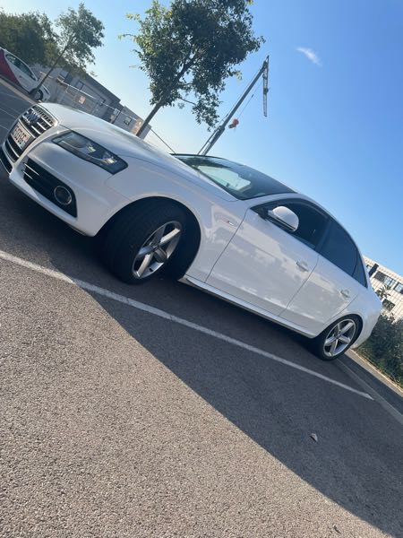 Audi A4 IV (2) 2.0 TDI 143 S LINE