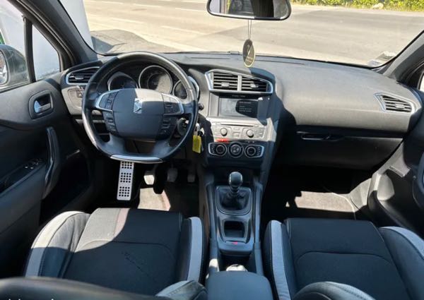 Citroen Ds4 1.6 e-hdi 115 so chïc gtie 6 mois