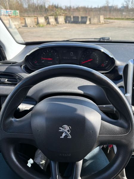 Peugeot 208 (2) 1.2 PURETECH 82 ALLURE 5P