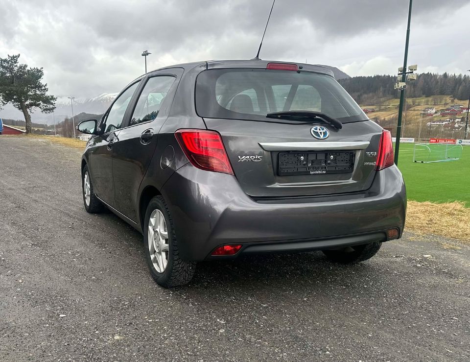 Toyota Yaris III (3) 100 VVT-I CVT DYNAMIC BUSINESS 5P