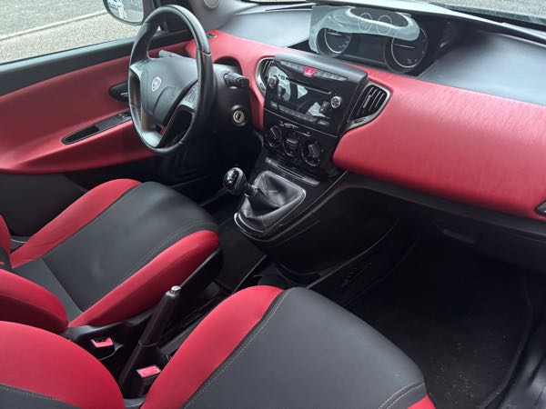 Lancia Ypsilon III 1.3 MULTIJET 95 DPF STOP&amp;START BLACK &amp; RED 5P