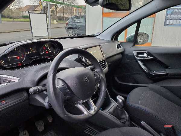 Peugeot 208 (2) 1.2 PURETECH 82 SIGNATURE 5P