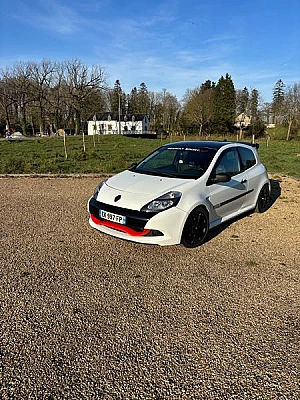 Renault Clio III (2) 2.0 16V 203 RS REDBULL