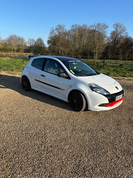 Renault Clio III (2) 2.0 16V 203 RS REDBULL