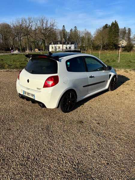 Renault Clio III (2) 2.0 16V 203 RS REDBULL