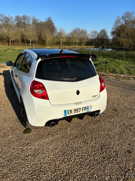Renault Clio III (2) 2.0 16V 203 RS REDBULL