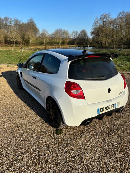 Renault Clio III (2) 2.0 16V 203 RS REDBULL