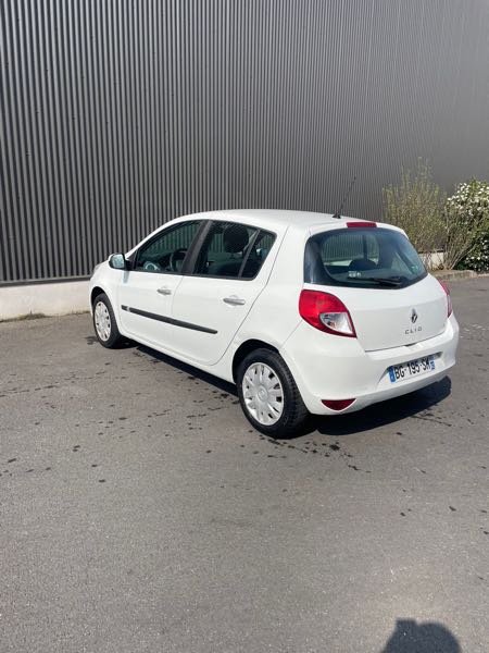 Renault Clio III (2) 1.5 DCI 75 EXPRESSION CLIM 5P ECO2 EURO5