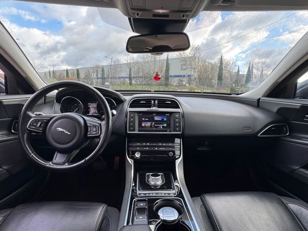 Jaguar Xe 2.0D 180 9CV PRESTIGE AUTO