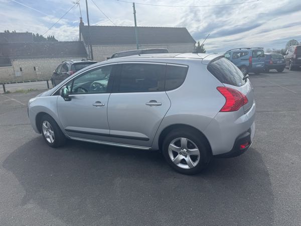 Peugeot 3008 Peugeot 3008 1l6 hdi 112cv édition féline