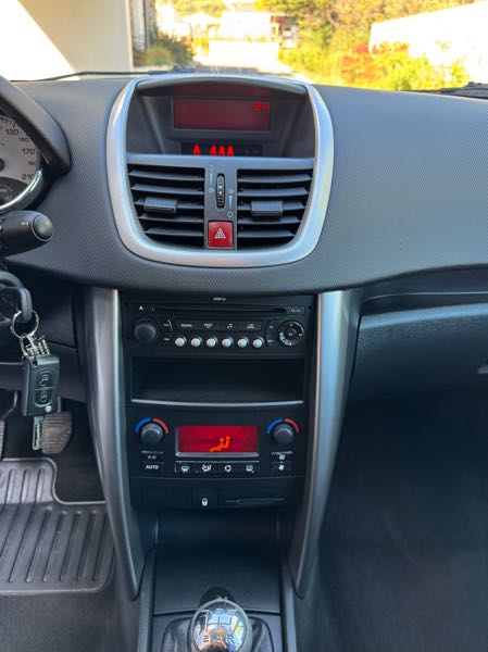 Peugeot 207 PEUGEOT 207 PREMIUM 1,6Hdi 90ch
