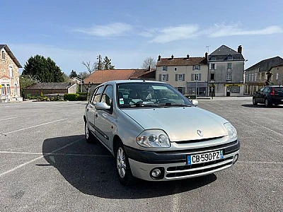 Renault Clio CLIO 2 1.6 INITIALE Paris (embrayage neuf, distribution neuf