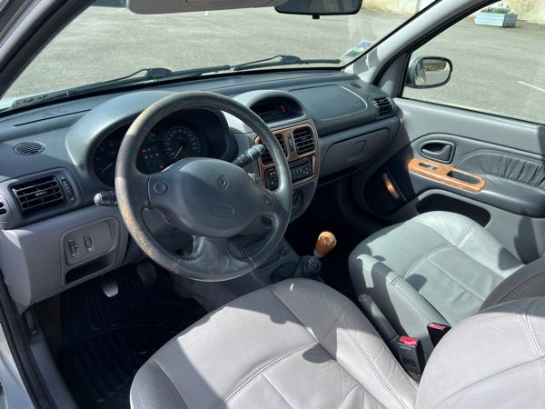 Renault Clio CLIO 2 1.6 INITIALE Paris (embrayage neuf, distribution neuf
