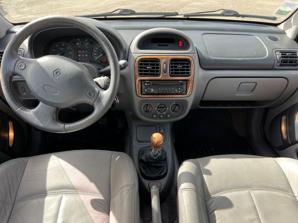 Renault Clio CLIO 2 1.6 INITIALE Paris (embrayage neuf, distribution neuf
