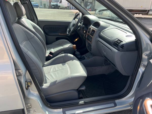 Renault Clio CLIO 2 1.6 INITIALE Paris (embrayage neuf, distribution neuf