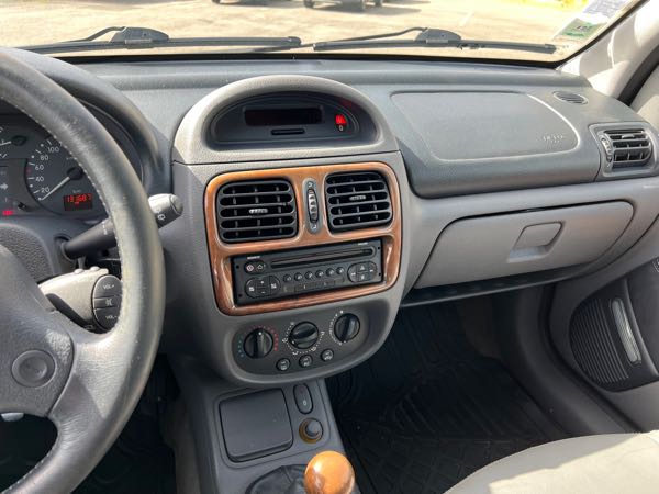 Renault Clio CLIO 2 1.6 INITIALE Paris (embrayage neuf, distribution neuf