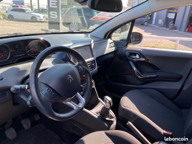 Peugeot 208 (2) 1.2 PURETECH 82 SIGNATURE 5P