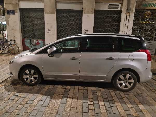 Peugeot 5008 Peugeot 5008 1.6 hdi FAP 112 cv 2011 boîtes auto 7 Place
