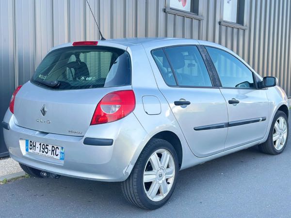 Renault Clio III (2) 1.5 DCI 105 5CV INITIALE 5P ECO2