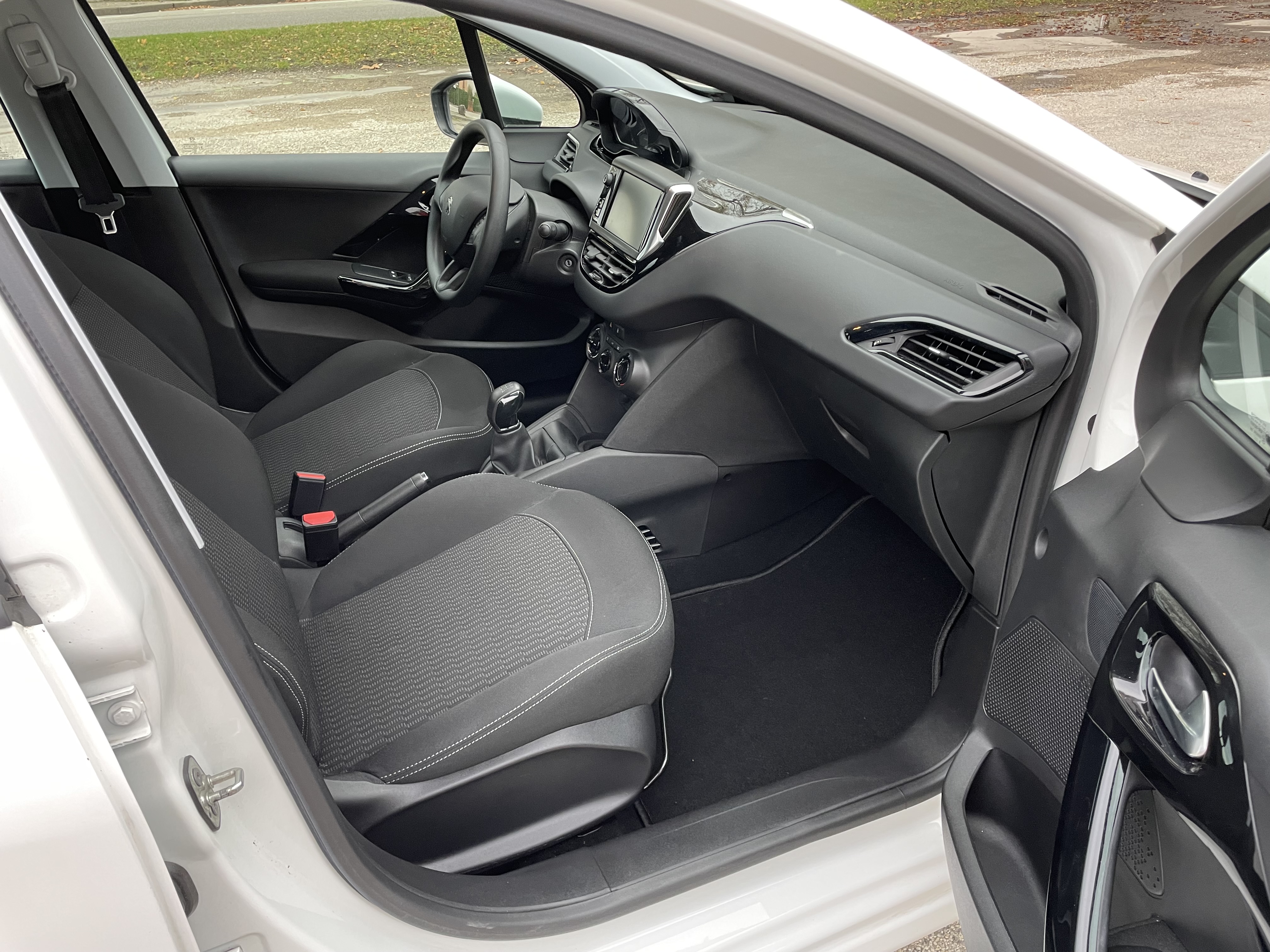 Peugeot 208 (2) 1.2 PURETECH 82 ALLURE 5P