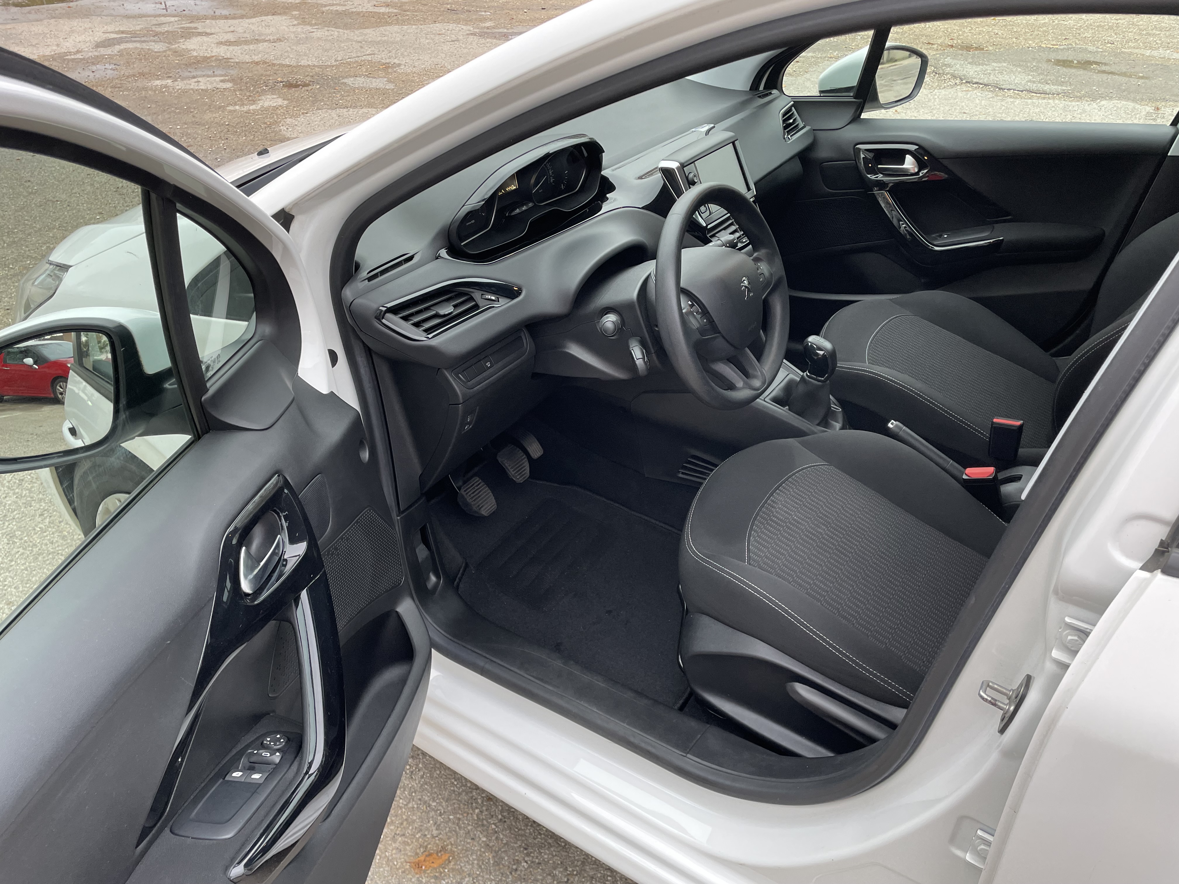 Peugeot 208 (2) 1.2 PURETECH 82 ALLURE 5P