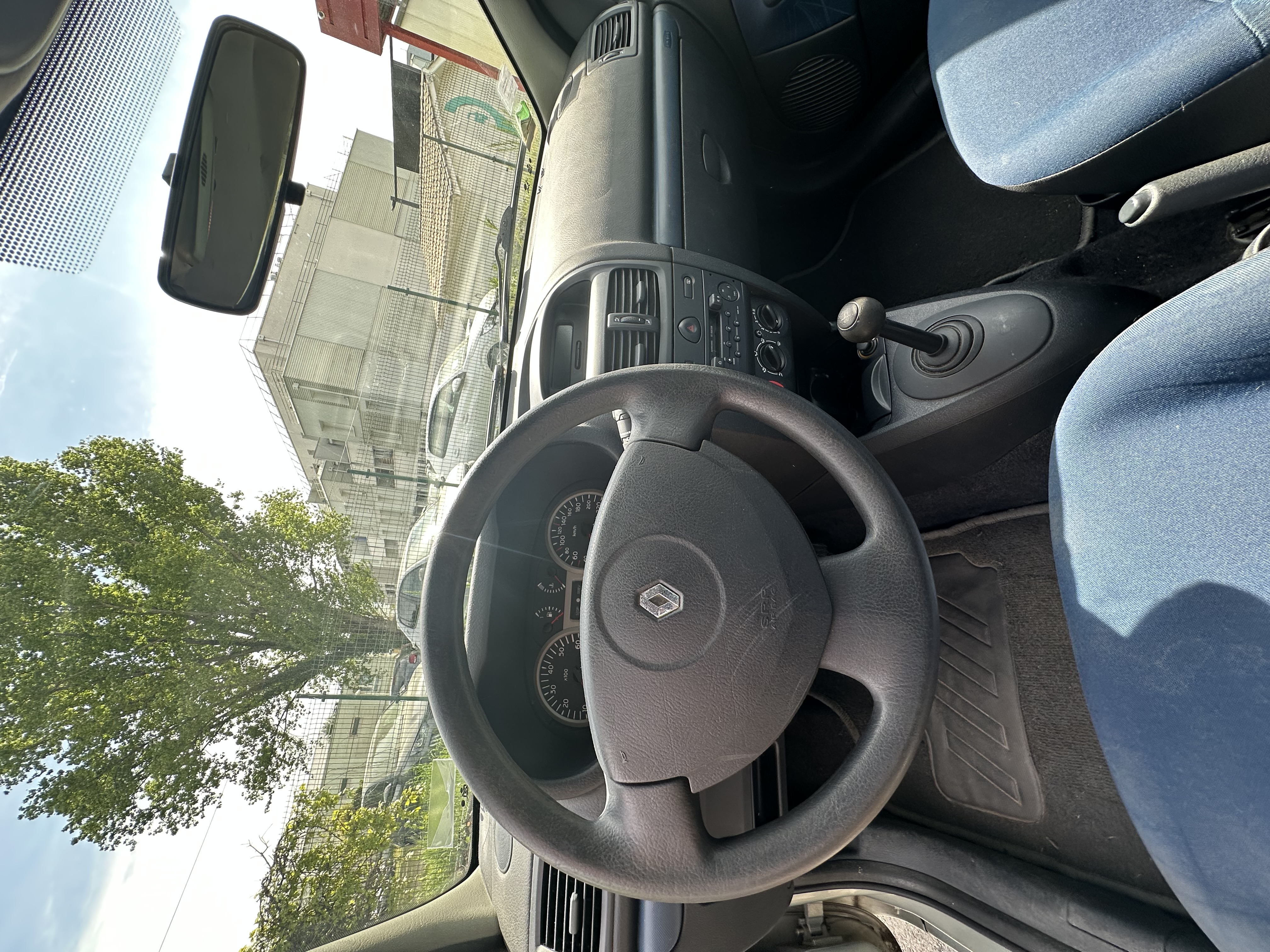 Renault Clio deuxieme main / intérieur clinique / boite semi auto