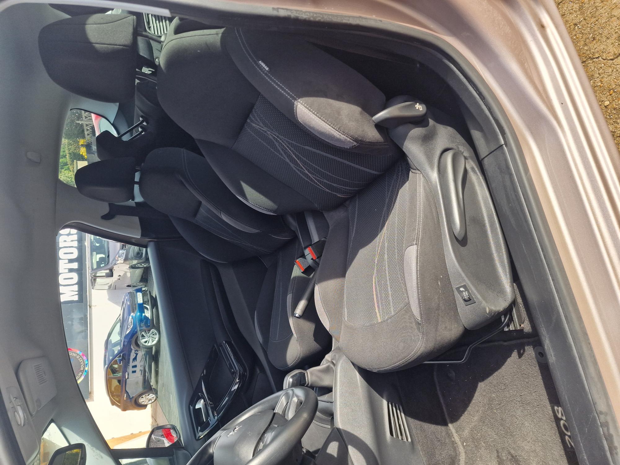 Peugeot 208 (2) 1.2 PURETECH 82 S&amp;S ACTIVE BUSINESS