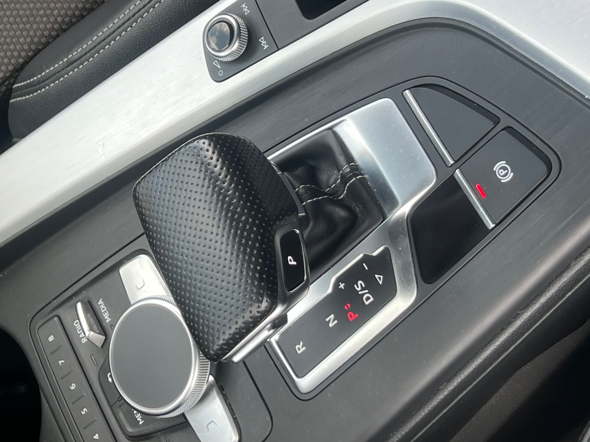 Audi A4 V (2) 35 TDI 150 S LINE S TRONIC