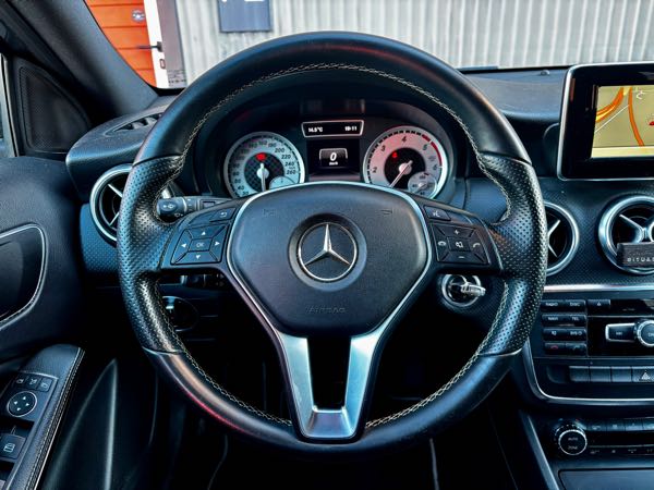 Mercedes-Benz Classe A III (2) 180 D BLUEEFFICIENCY EDITION INTUITION