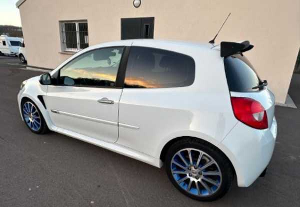 Renault Clio III (2) 2.0 16V 203 RS REDBULL