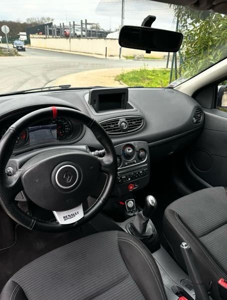 Renault Clio III (2) 1.2 75 TOMTOM EDITION 5P