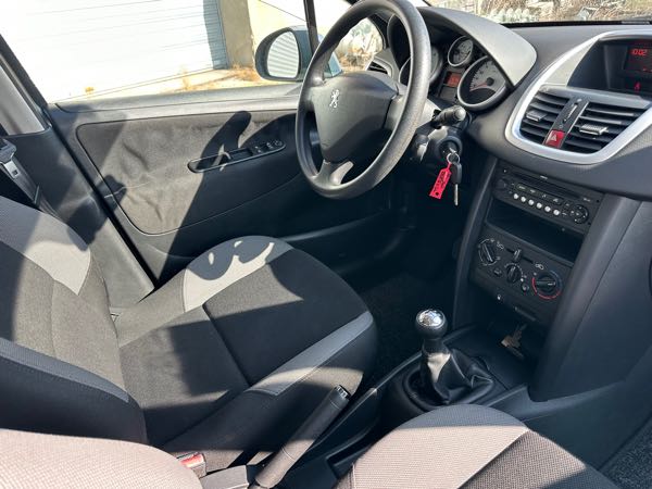 Peugeot 207 1.4 75 URBAN 5P