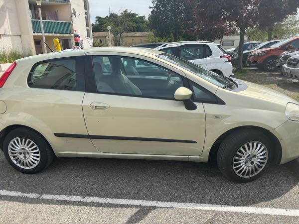 Fiat Grande Punto 1.4 8V 77 EMOTION 3P