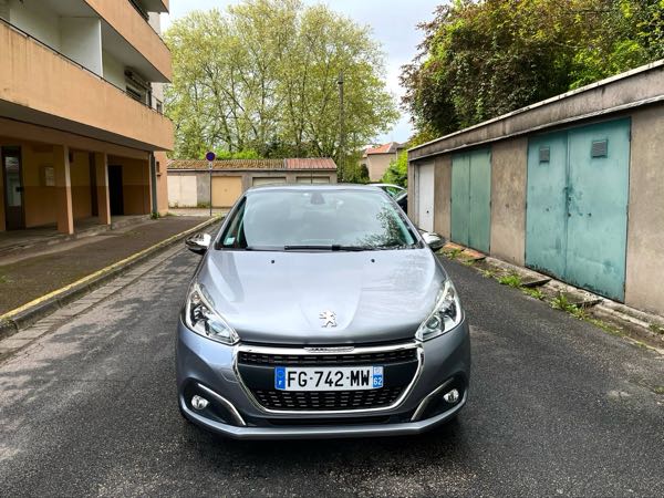Peugeot 208 Peugeot 208 II SIGNATURE 1.2VTi 82ch (4CV) mise en circulati