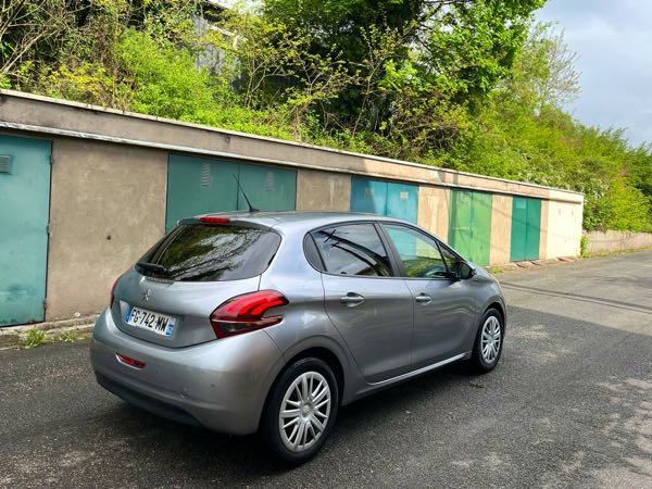 Peugeot 208 Peugeot 208 II SIGNATURE 1.2VTi 82ch (4CV) mise en circulati