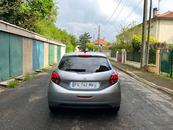 Peugeot 208 Peugeot 208 II SIGNATURE 1.2VTi 82ch (4CV) mise en circulati
