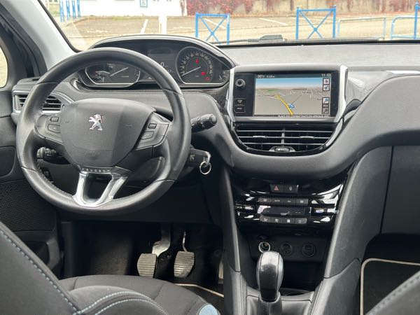 Peugeot 208 (2) 1.2 PURETECH 82 ALLURE 5P