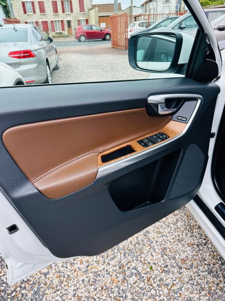 Volvo Xc60 (2) D4 181 AWD KINETIC GEARTRONIC 6 full options