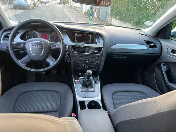 Audi A4 IV (2) AVANT 2.0 TDI 143 AMBIENTE