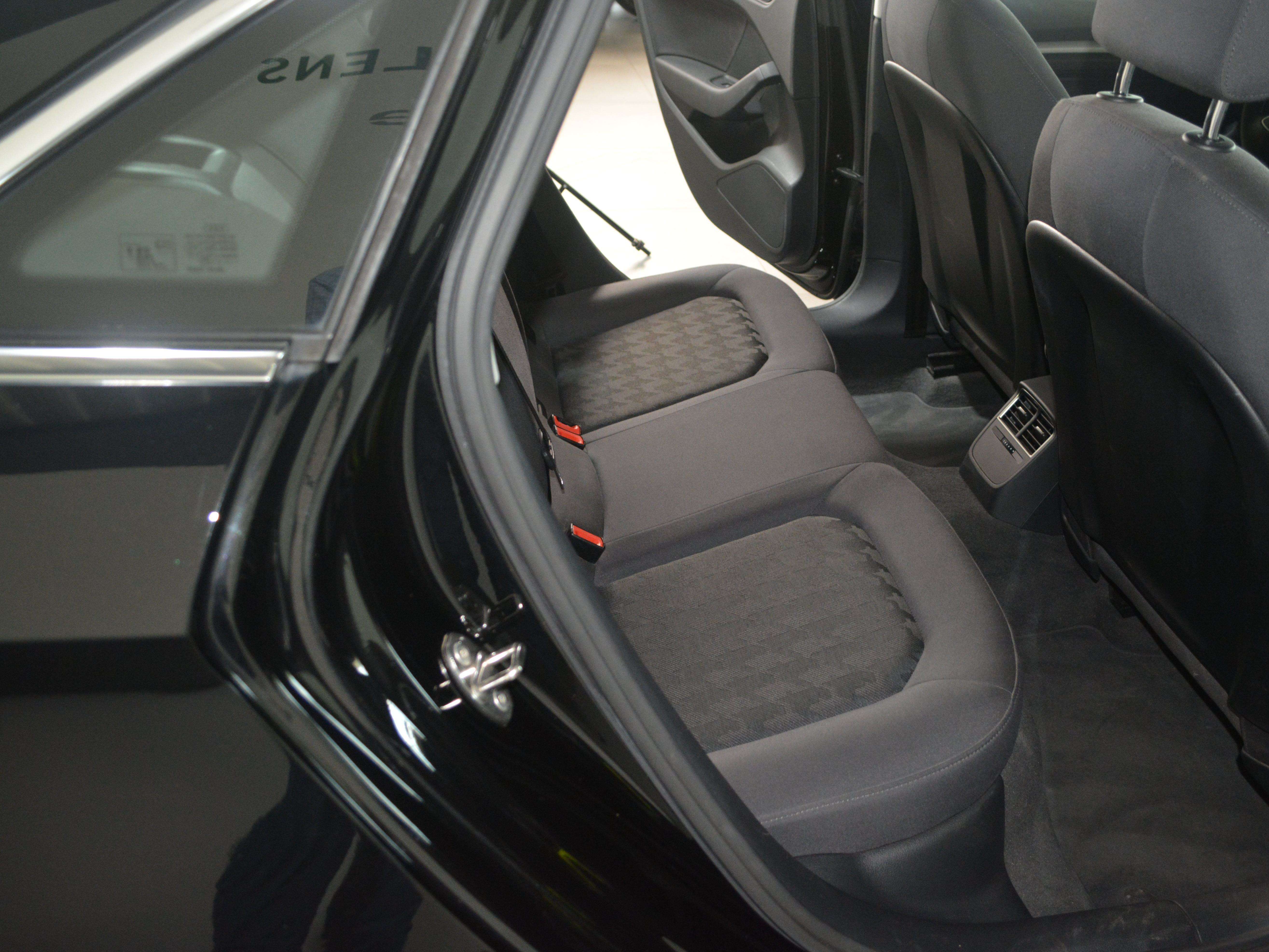 Audi A3 1.6 TDi LIMOUSINE  / NAVI