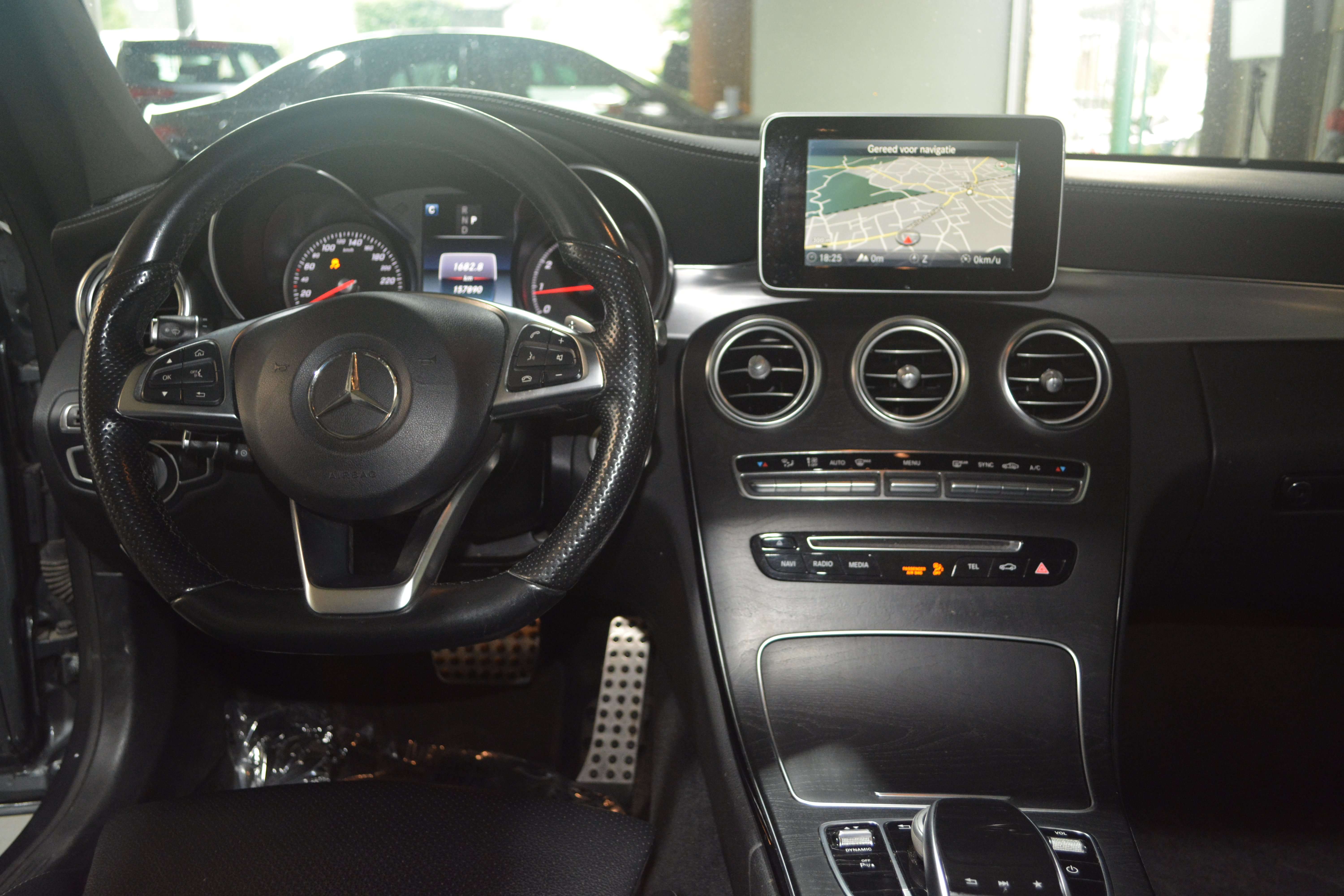 Mercedes-Benz C 200 2.0L COUPE AMG LINE / PANO / LEDER / NAVI + CAMERA