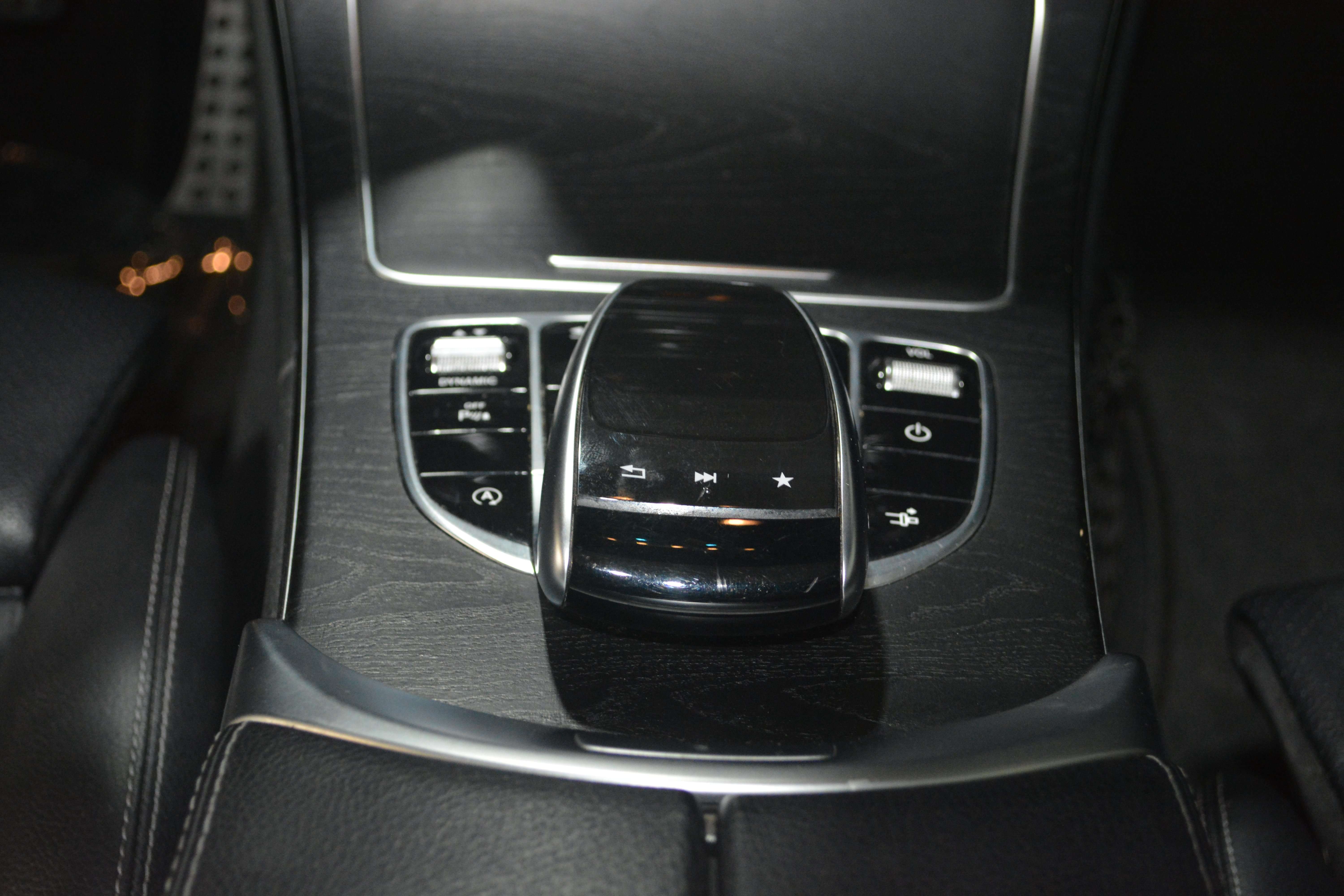 Mercedes-Benz C 200 2.0L COUPE AMG LINE / PANO / LEDER / NAVI + CAMERA